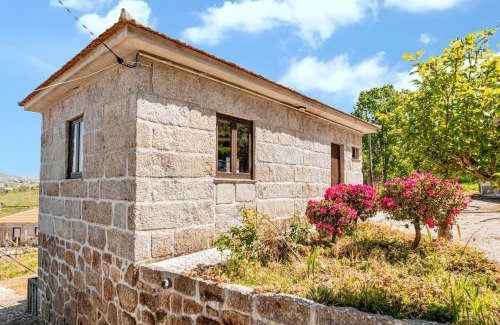 Castelo de Paiva House | Charming House in Fornos with shared pool