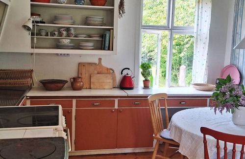 Henan Ski Chalet | Charming house with kayaks, 300m from the sea on Orust | SE09139