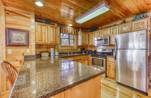 Gatlinburg - Pigeon Forge Cabin | Charming log cabin in mountains w/Free Attraction Tickets, hot tub & pool table