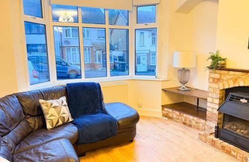 Luton House | Charming Luton Home for Families & Business Stays