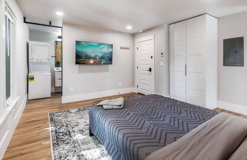 Central Tacoma Apartment | Charming Modern Studio Home! 5 Minutes from major Hospitals