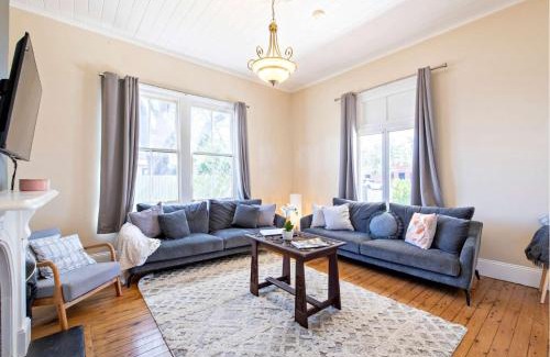 Dubbo House | Charming Period Home - Walk to CBD, Pet Friendly