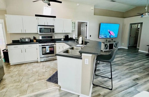 Edgewood House | Charming pool house with 3-bedrooms with WiFi, AC in delightful Orlando location