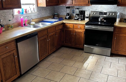 Murfreesboro House | Charming private room with a private bathroom and WiFi, AC in Murfreesboro
