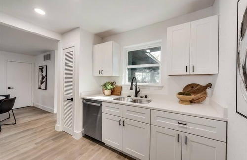 Dallas-Fort Worth Metroplex DFW House | Charming retreat nestled in the vibrant heart of Richardson