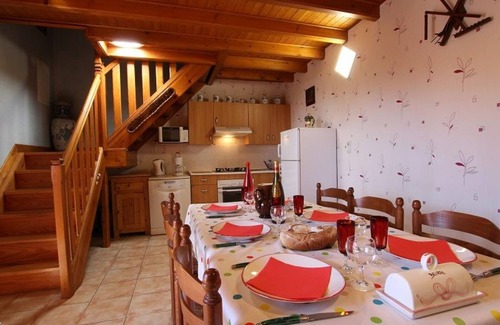 Boisset Cottage | Charming Rural Retreat: 3 BR, En-Suite WCs, Terraces, BBQ, Baby Gear, Near Medieval Villages