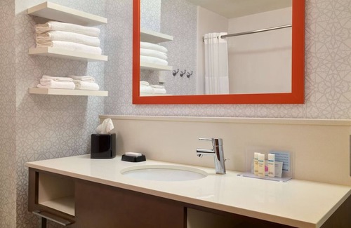 Smithfield Hotel | Charming Smithfield Stay: Complimentary Breakfast & Pool Access