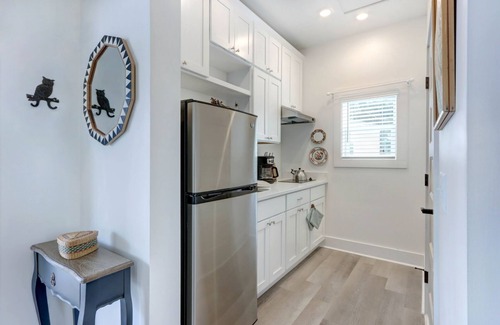 Thunderbolt Cottage | Charming Tiny Cottage, 5min to SAV, 15min to Beach by Lucky Savannah