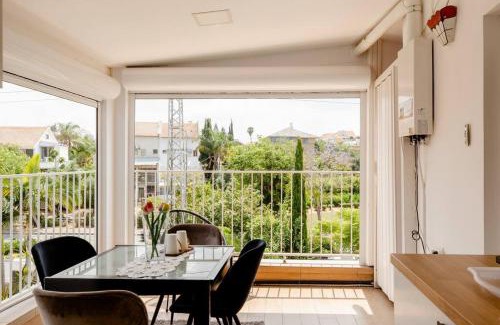Rishon LeTsiyon House | Charming Unit with Pool and Great Amenities