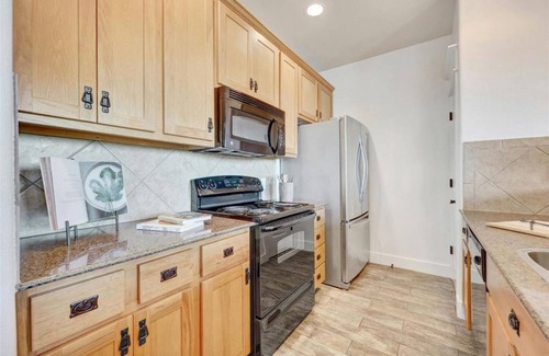 Leander Condo | Charming Villa on Lake Travis in Hill Country at Hollows Resort, Pools, Trails, Marina