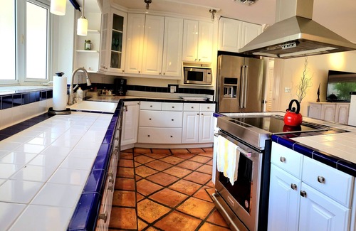 Pompano Beach House | Charming waterfront house with 3-bedrooms, 3-full bathrooms and pool