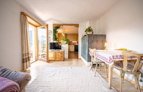 Vna Apartment | Chasa Rosa 2: 2.5-room apartment in the idyllic and sun-drenched mountain village of Vnà