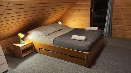 Ustrzyki Dolne Cabin | Chata Wilka - całoroczny dom z bali na wyłączność z 3 sypialniami