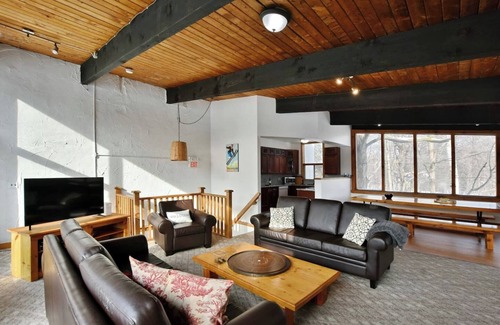 The Blue Mountains Ski Chalet | Cheerful 12-Bedroom Gem in Blue Mountain