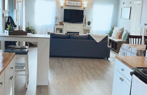 Lakeview House | Cheerful 3-Bedroom Home with Indoor Fireplace