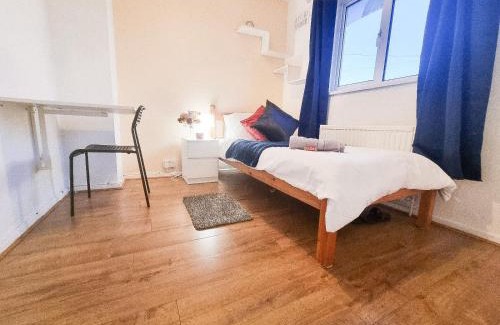 Hillingdon Apartment | Cheerful 4/5 bed house - Heathrow