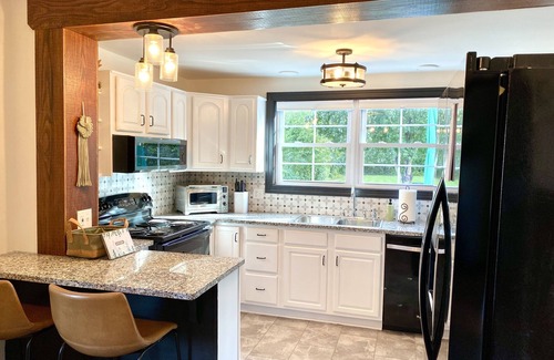 Elkton Cottage | Cheerful & charming renovated cottage close to Skyline Drive, JMU, & Massanutten