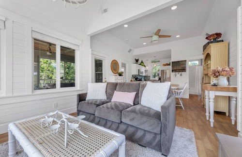 Cherry Valley Cottage | Cheerful Cottage Retreat in "The County" on East Lake resort with pool