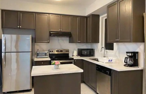 Brantford House | Cheerful home/Brantford college