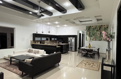 Pharr House | Cheerful Home with a Pool