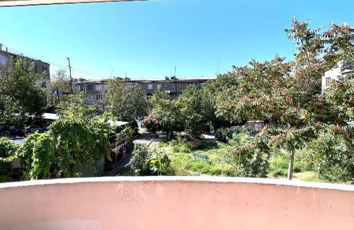 Yerevan Apartment | Cheerful house with a pool and its own garage.