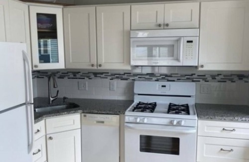 Ocean Beach III Cottage | Cheerful newly renovated 2 bd Beach Cottage in OBIII, Free parking