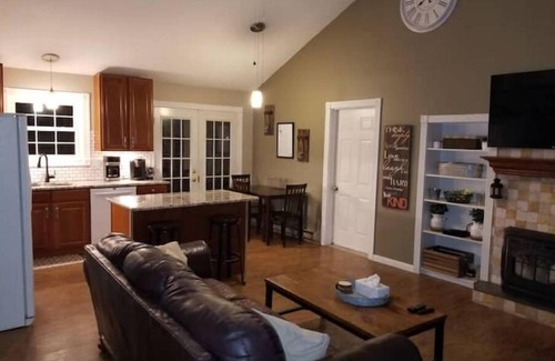 Pocono Summit House | Cheerful ranch