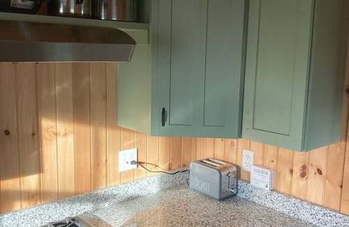 Townshend Cabin | Cheerful Tiny Cabin hideaway near hiking, skiing & snowmobiling in small town VT