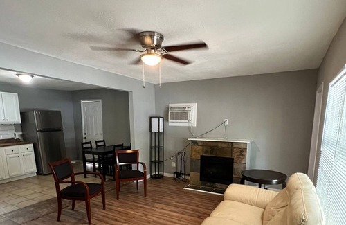 Northwest Los Angeles Heights House | Cheerful Two Bedroom House Near Downtown San Antonio
