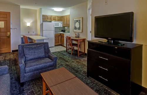 Glendale Condo | Cherry Creek Suite with Free Breakfast! Pool, Shared Hot Tub + Gym Access
