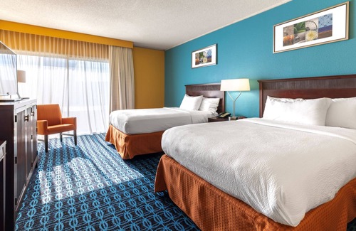 Sharonville Hotel | Chester Inn & Suites