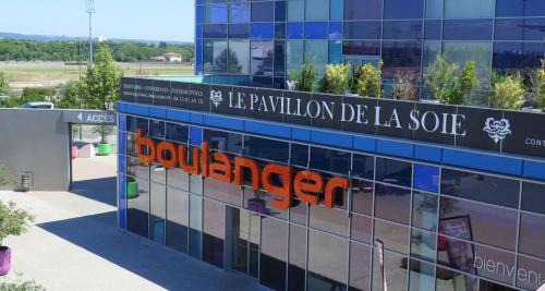 Decines-Charpieu Apartment | Chez Annick, studio proche tram, Groupama Stadium, LDLC Arena