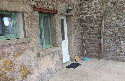 Saint-Leger-Vauban Apartment | Chez Lathoy studio Morvan