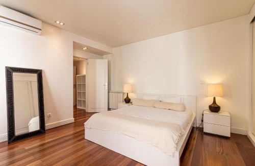 Sacramento Apartment | Chiado Deluxe Design 3 BR Apartment