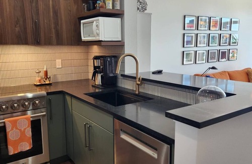 Belltown Apartment | Chic 1-bedroom with Partial Views, Gym and Pool in vibrant Belltown