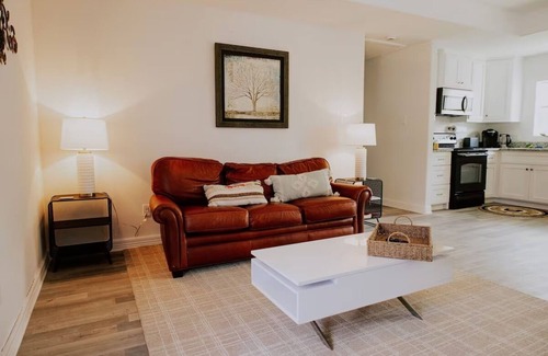 Riverside Terrace Apartment | Chic 2-bedroom Apartment, WI-FI, AC, ONE mile UH, Museums, Zoo, Medical Center