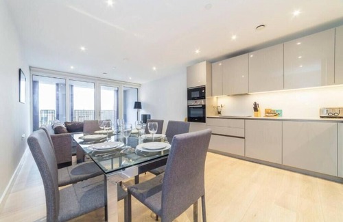 Evelyn Apartment | Chic 2-Bedroom Apartment in Canada Water, London - Stylish Retreat River Thames