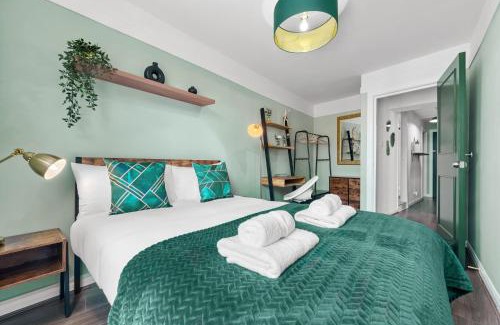 Whitechapel Apartment | Chic 2 Bedroom Apartment near Liverpool Street by Gold Stays