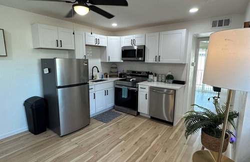 Oak Lawn Apartment | Chic 2-bedroom apartment with Pool view, fitness room in fabulous Dallas