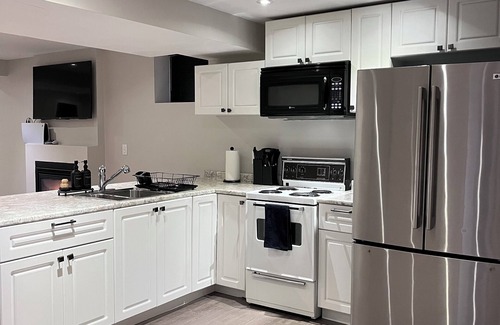 Durham Region Apartment | Chic 2-bedroom corporate apartment in enchanting Whitby with AC, WiFi