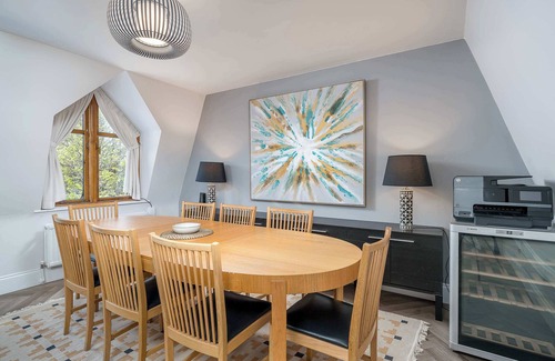St. Mary's Park Apartment | Chic 2BR Battersea Flat - Terrace & Pet-Friendly