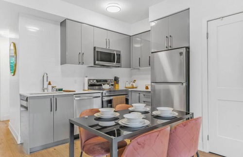 Niagara Falls Apartment | Chic 2BR Gateway | Family Suite | Close to Falls