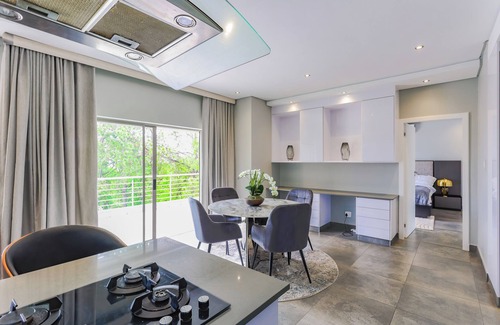Greater Johannesburg Metropolitan Area Apartment | Chic 3-bedroom apartment with WiFi, AC in fabulous Sandton