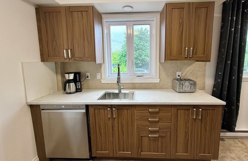 Laval-des-Rapides Apartment | Chic 3BR 5 Beds 5min walk to Metro Free Parking