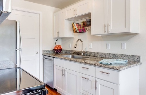 Kenmore Apartment | Chic apartment in fabulous Kenmore with fitness room, WiFi, AC