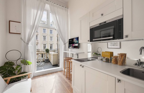 Tachbrook Apartment | Chic Central Mezzanine with Balcony