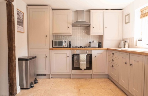 Bourton-on-the-Water Cottage | Chic Cottage - Central Bourton - Parking
