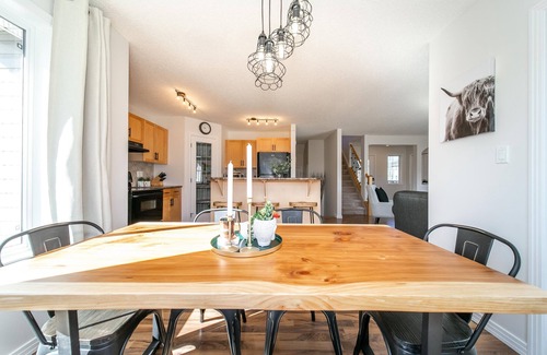 West Edmonton House | Chic&Cozy 3BHome|King Bed|Large Patio|Mins to WEM