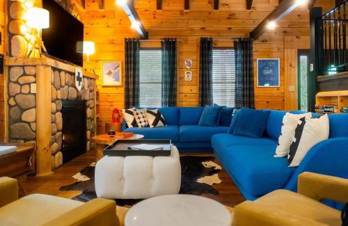 Massanutten House | Chic Designer Log Cabin Hot Tub Pool Tabledecks