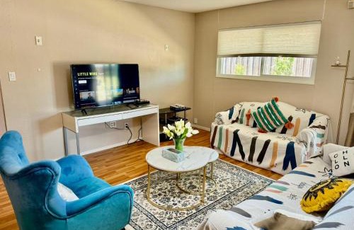 Shoreview Villa | Chic Home with Expansive Backyard- duplex back unit